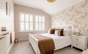 Luxury King-Bed Ensuite With Tranquil Garden Views